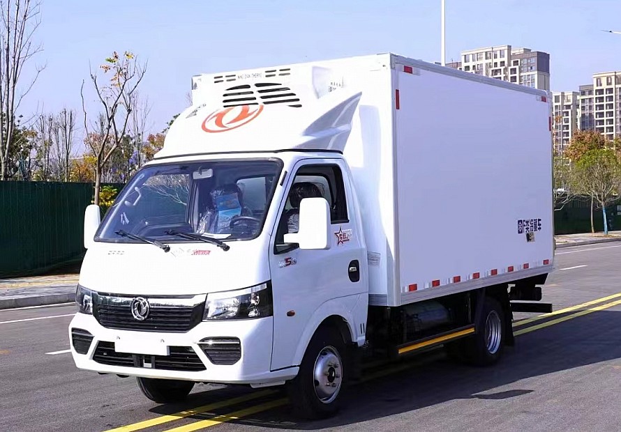 3.7米東風途逸天然氣冷藏車